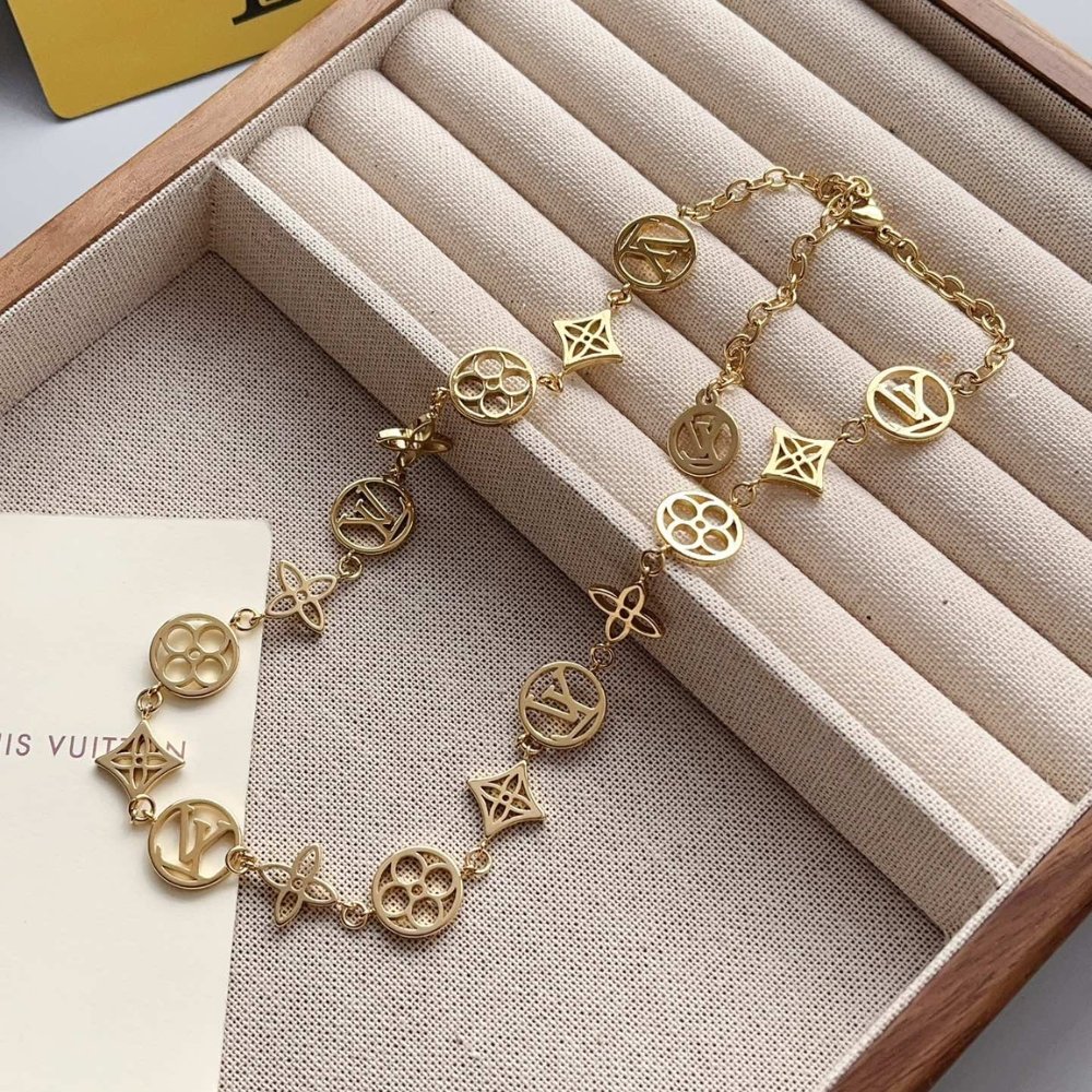 L0vis Vvtt0n Lv Lace Necklace Gold M01057