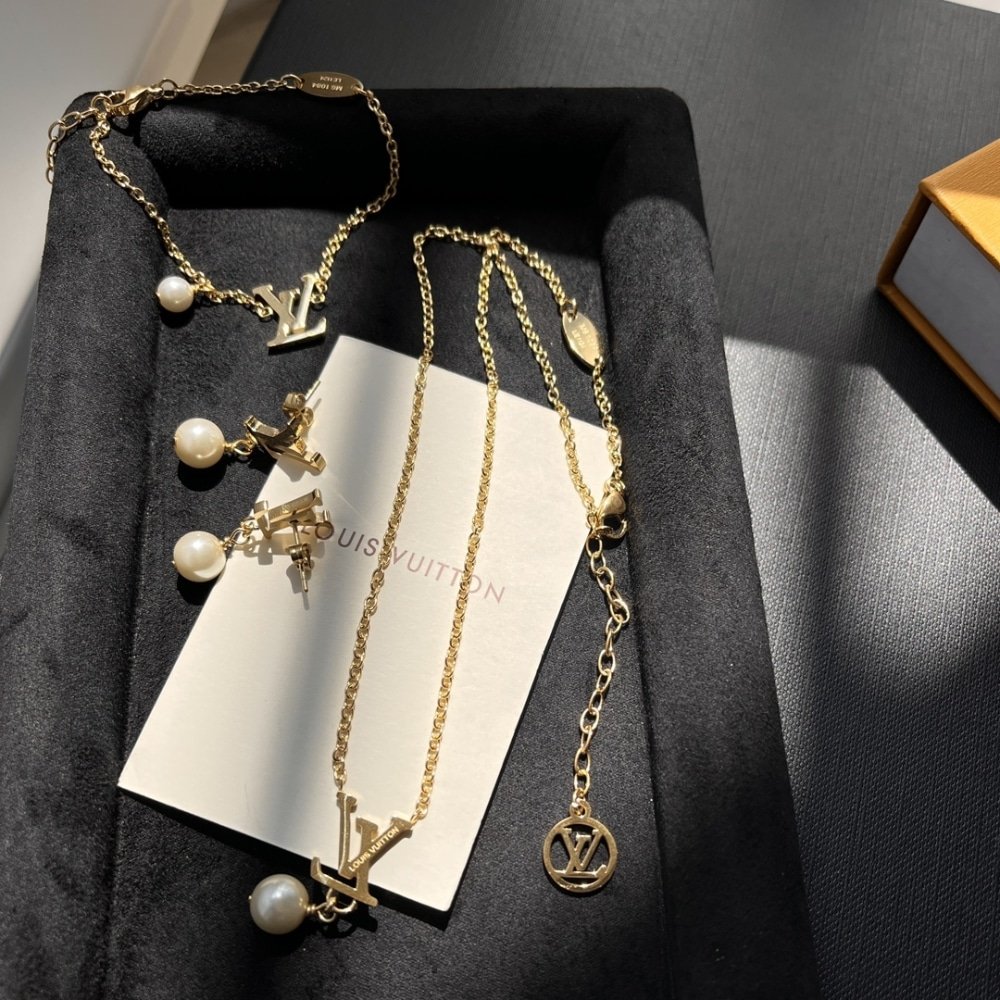 L0vis Vvtt0n Lv Iconic L0visa Necklace M01623