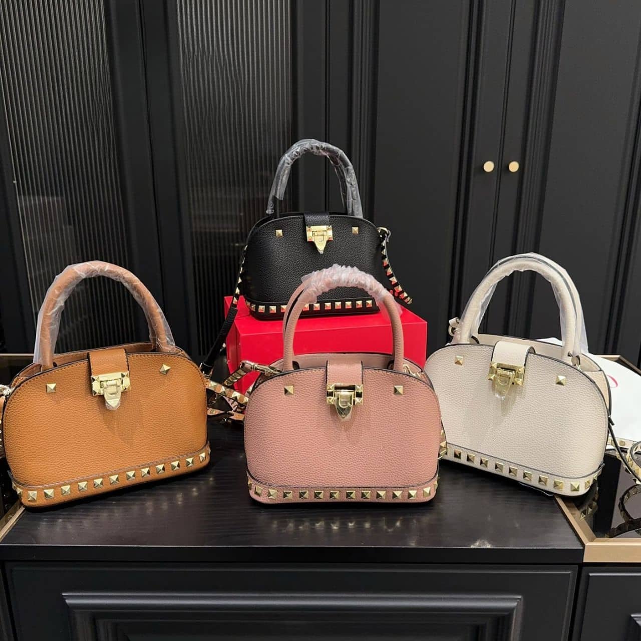 Va1e*ntin0 Garavani Rockstud Handbag In Grainy Light Pink 21Cm