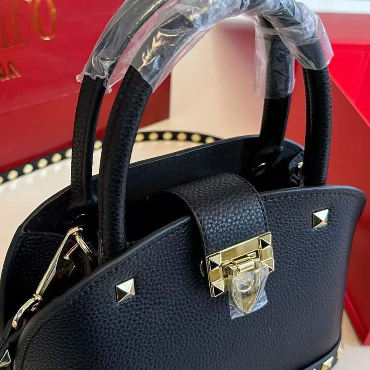 Va1e*ntin0 Garavani Rockstud Handbag In Grainy Black 21Cm
