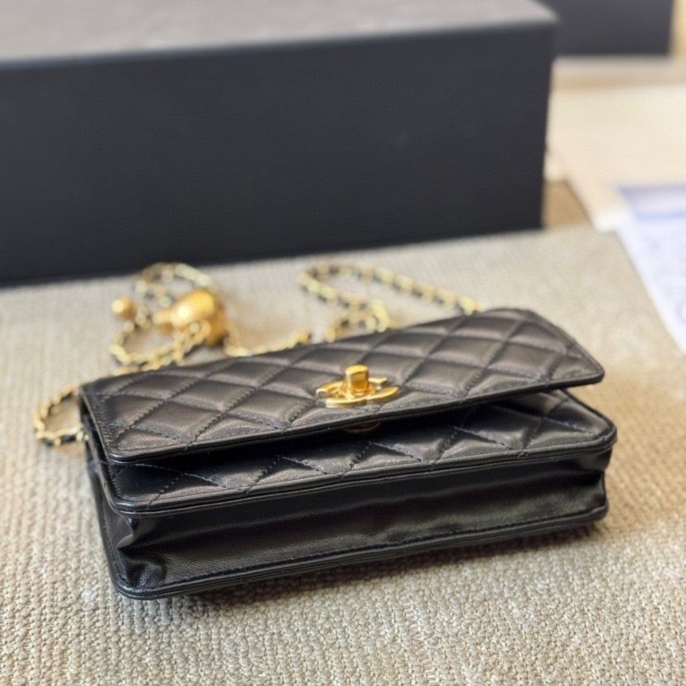 Ch**el Classic Wallet On Chain Black 19Cm