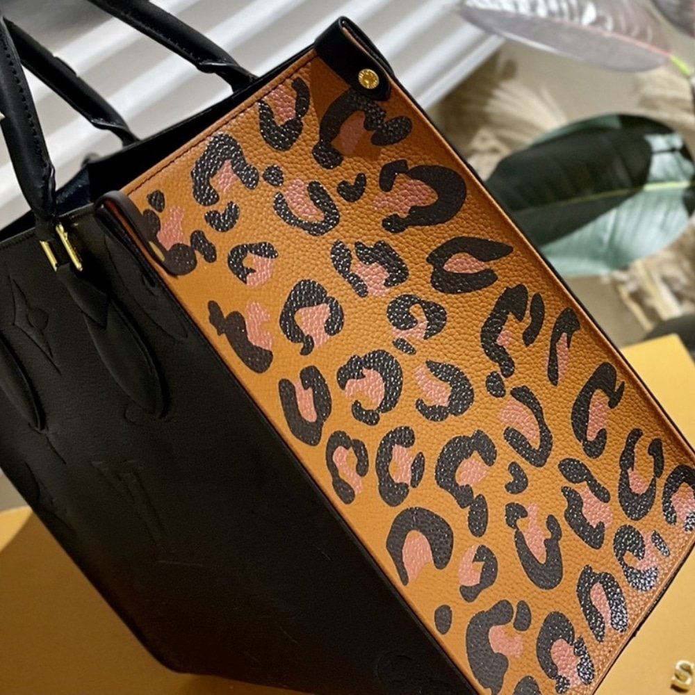 L0vis Vvtt0n Onthego Mm Wilde At Heart Bag Black 35Cm M58522