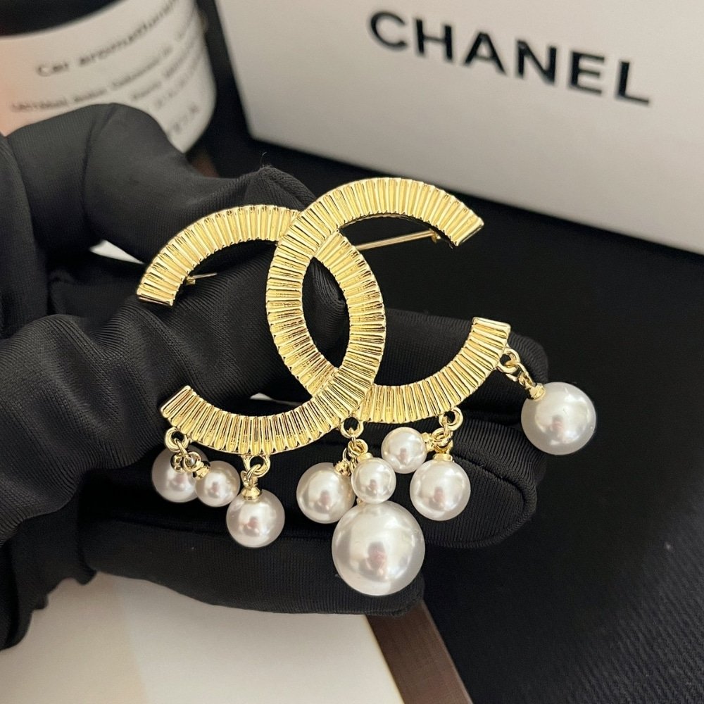 Ch**el Cc Brooch Gold With Pearls