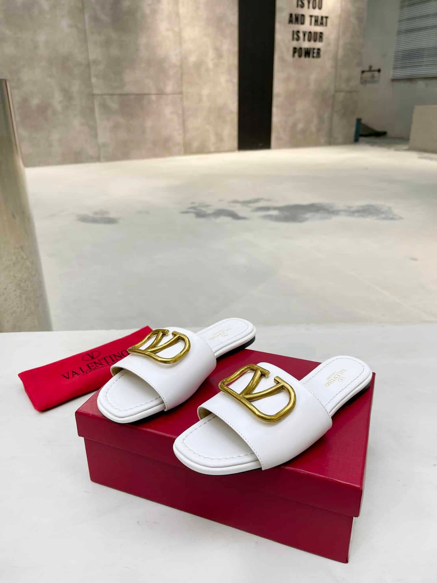 Va1e*ntin0 Garavani Vlogo Signature Slide Sandal White