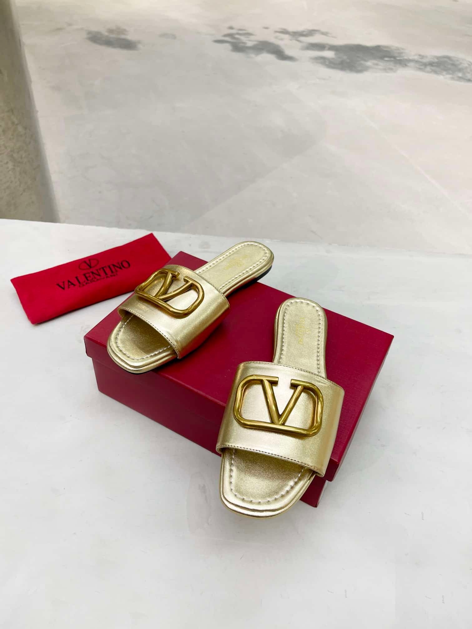 Va1e*ntin0 Garavani Vlogo Signature Slide Sandal Gold