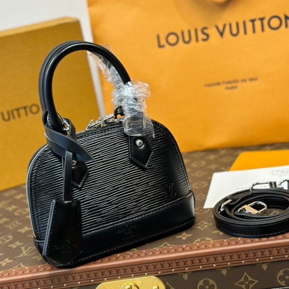 L0vis Vvtt0n Nano Alma Bag Black 18Cm M81945
