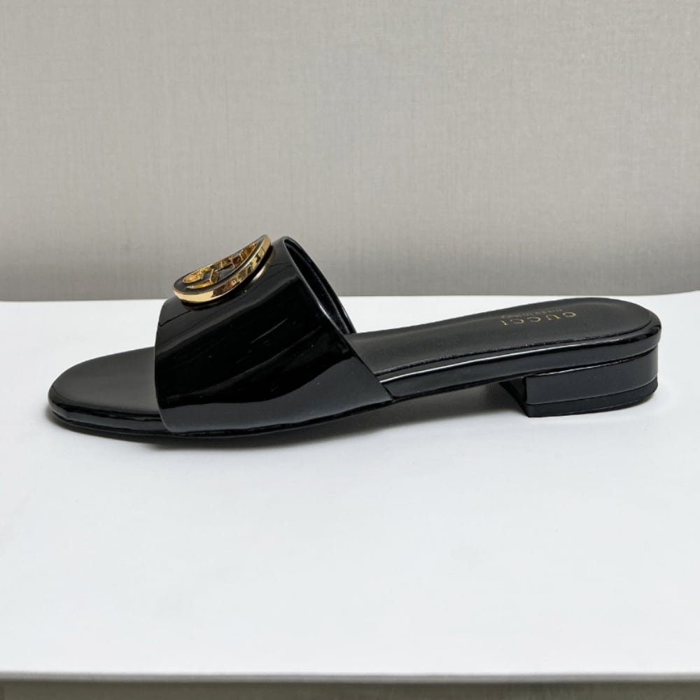 Gvc*1 Women Round Interlocking G Sandal In Black