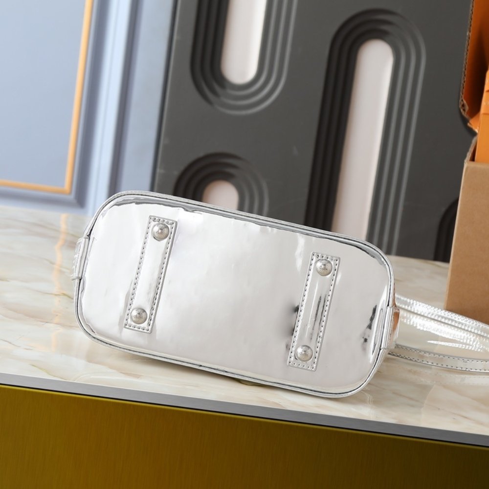L0vis Vvtt0n Alma BB Bag Silver 23Cm M26335