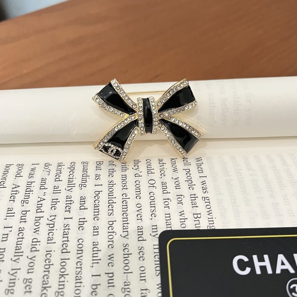 Ch**el Brooch Metal Resin And Strass Gold Abg399 B21903 U3573