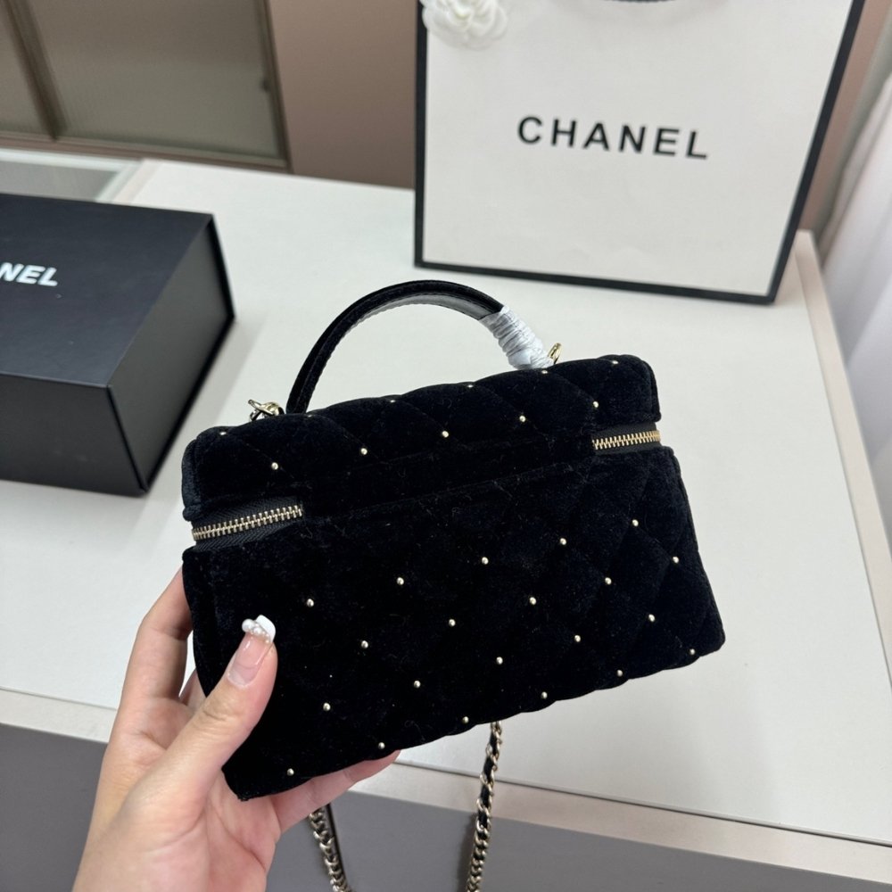 Ch**el Vanity With Chain Velvet Diamante And Gold Tone Metal Black 19Cm Ap4860 B17652 94305
