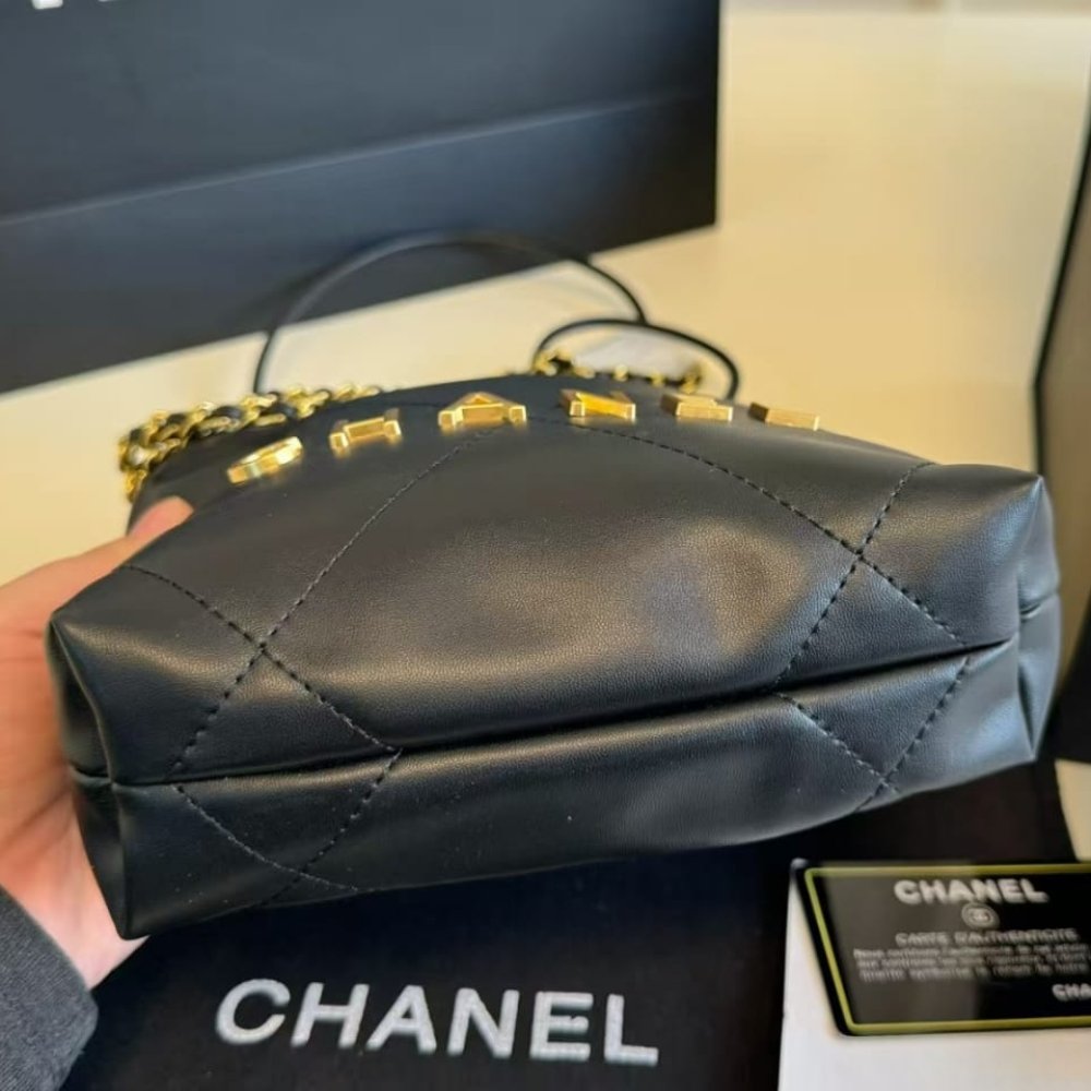Ch**el 22 Mini Handbag Shiny And Gold Tone Metal Black 20cm AS3980 B19059 94305