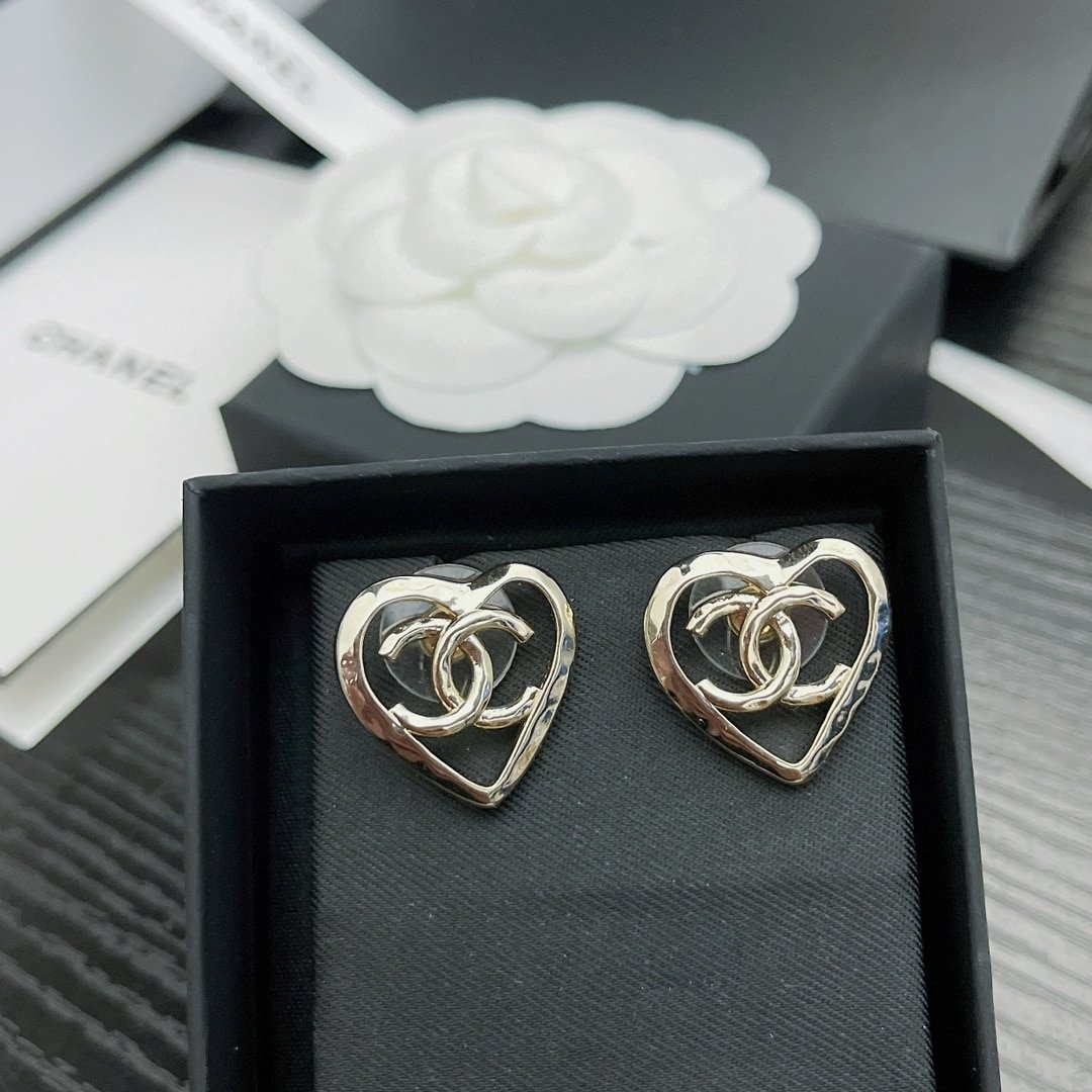 Ch**el Metal Cc Heart Coco In Love Earrings Gold
