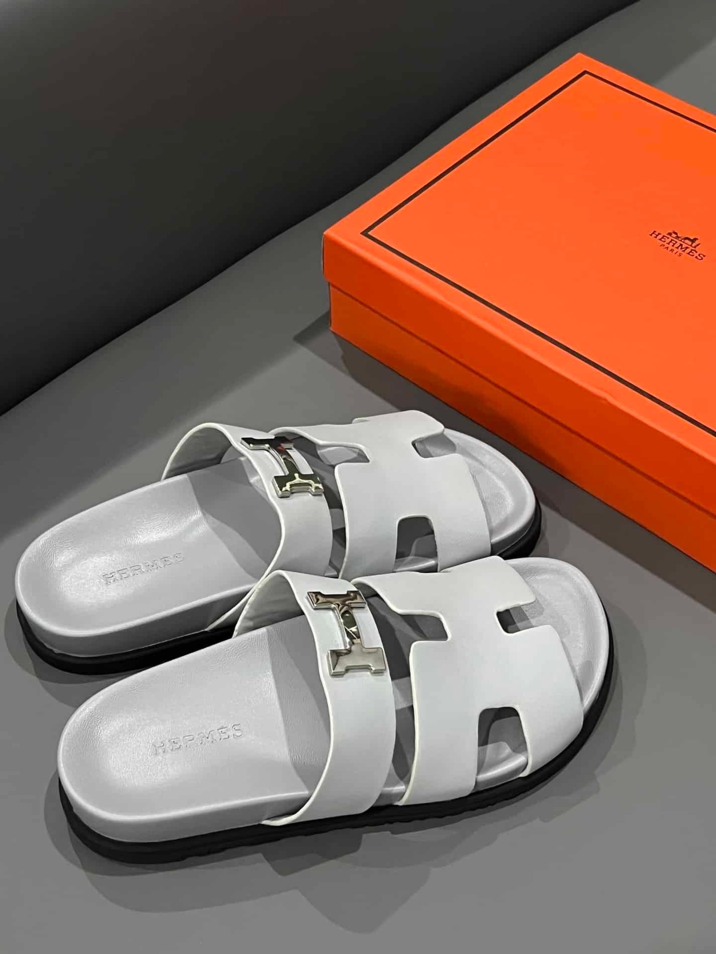 H**me5 Chypre Sandal H Logo Silver Hardware Light Grey