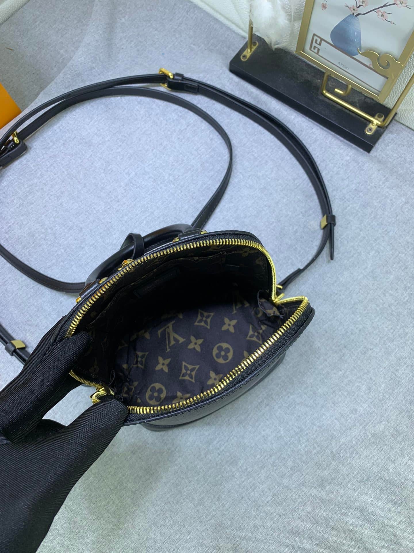 L0vis Vvtt0n Alma Backpack Epi Leather Black 20Cm M25103