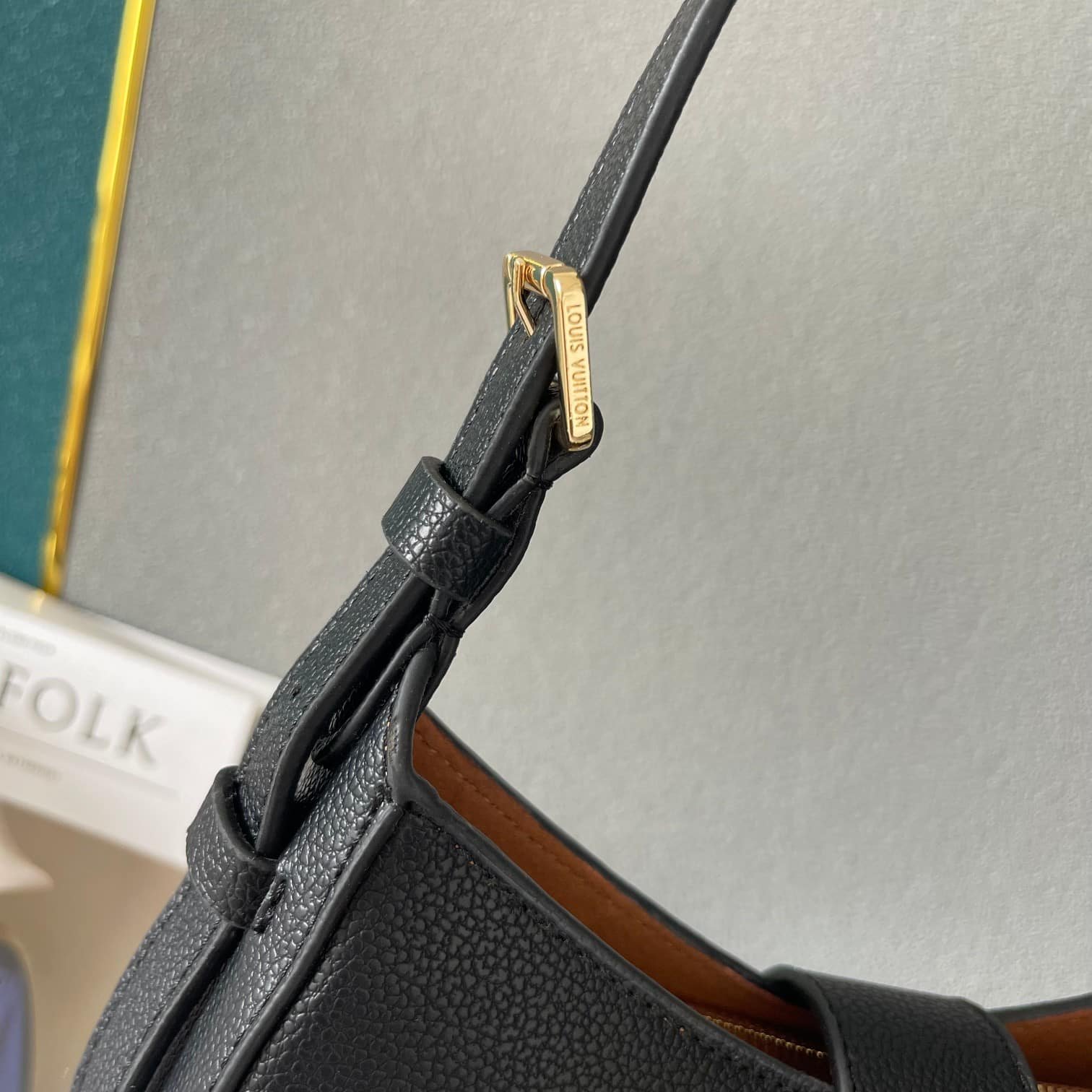 L0vis Vvtt0n Low Key Shoulder Bag Black 25Cm M24611
