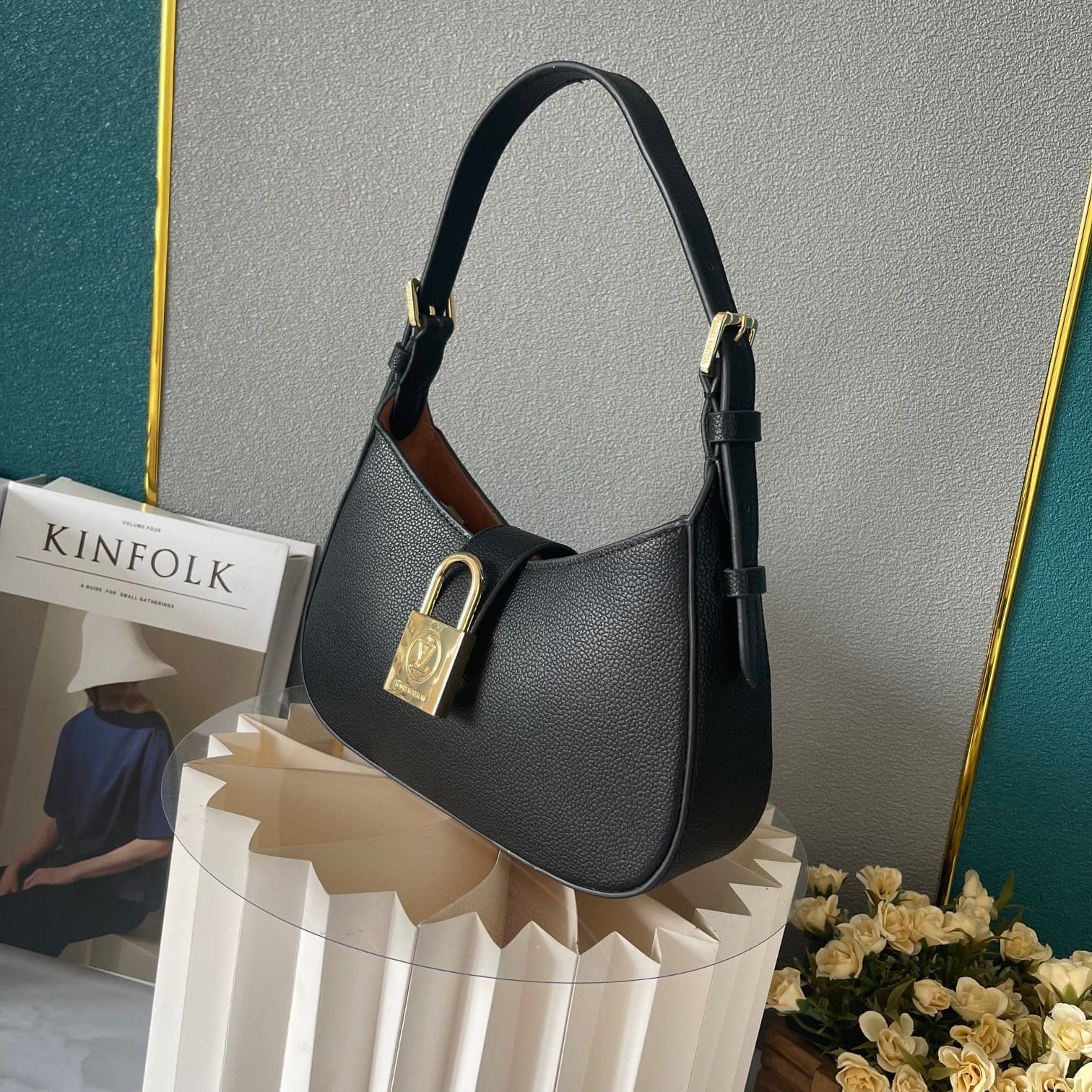 L0vis Vvtt0n Low Key Shoulder Bag Black 25Cm M24611