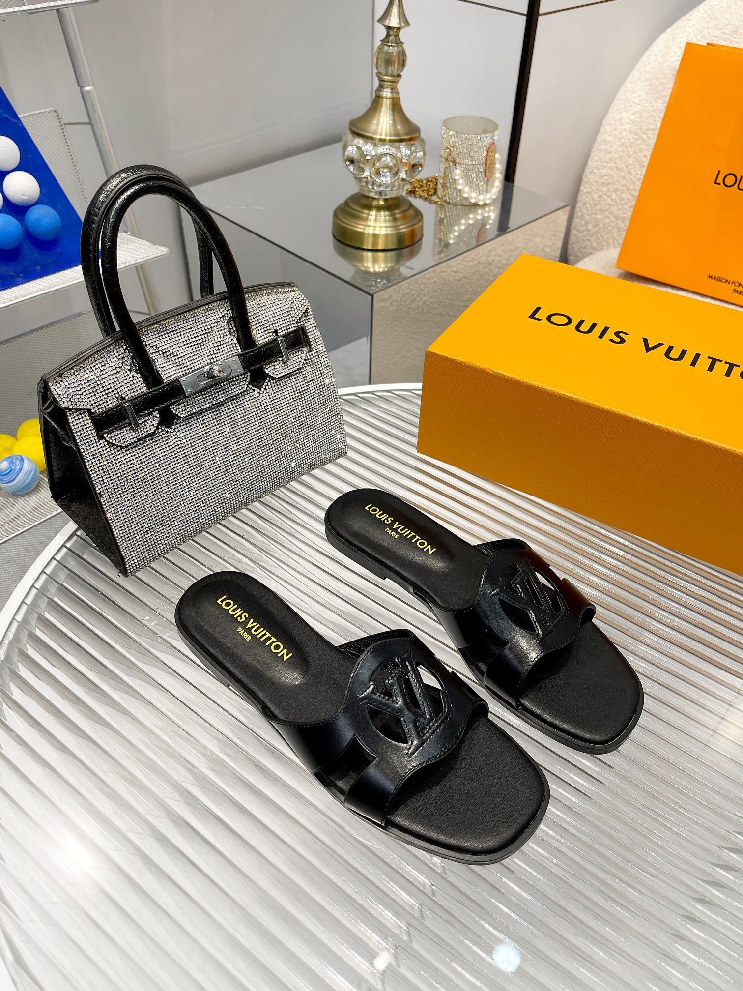 L0vis Vvtt0n Lv Isola Flat Mule Black 1Abp0E