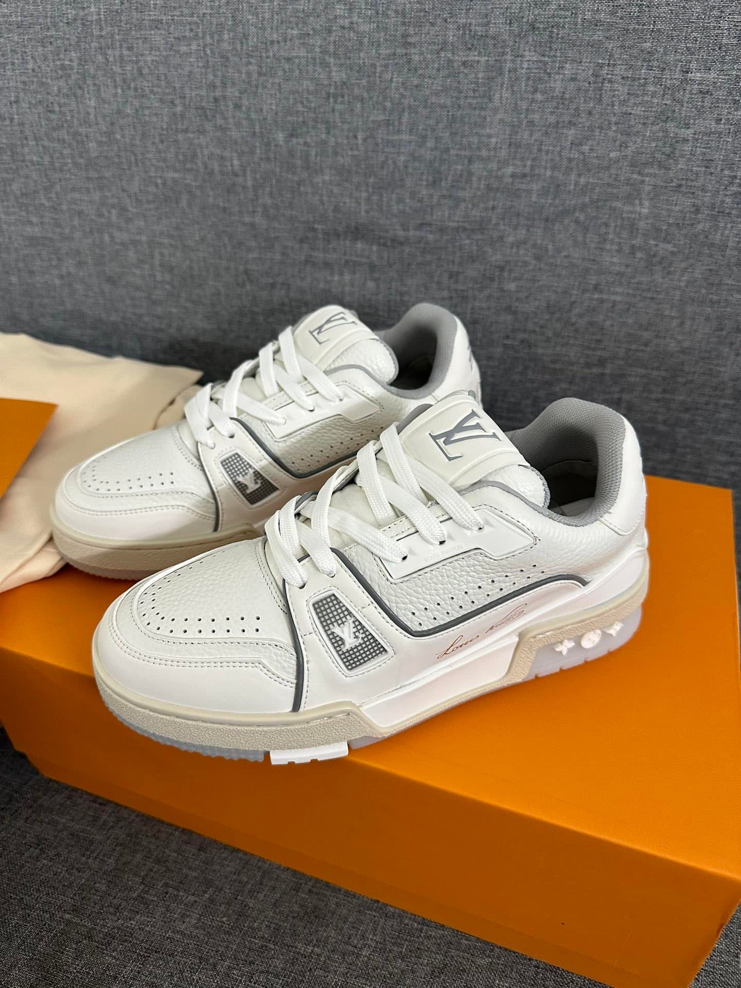 L0vis Vvtt0n Trainer 54 Signature White
