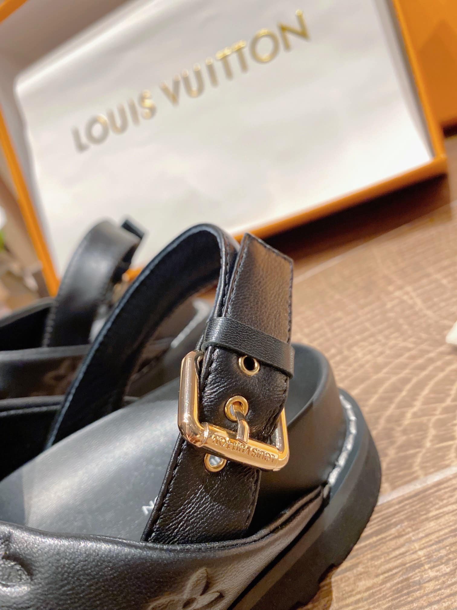 L0vis Vvtt0n Monogram Embossed Paseo Flat Comfort Sandals Black