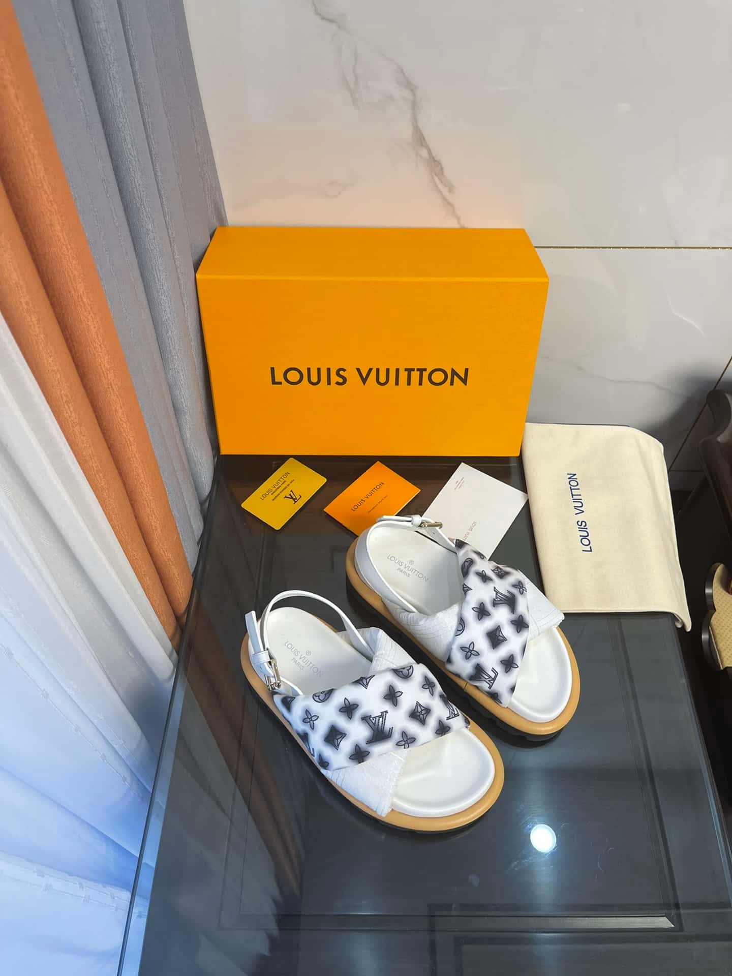 L0vis Vvtt0n Pool Pillow Flat Comfort Sandals White