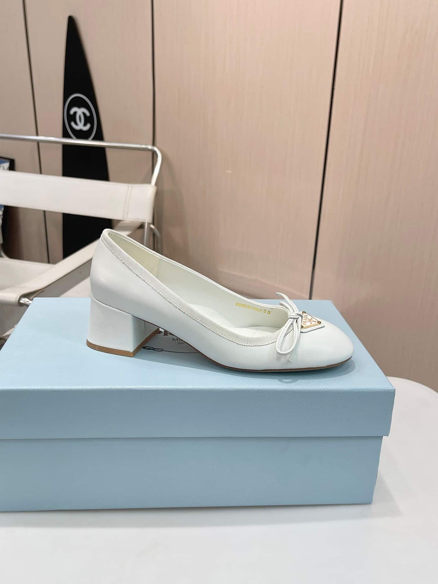 Pra*a Triangle Logo Bow Pump In White