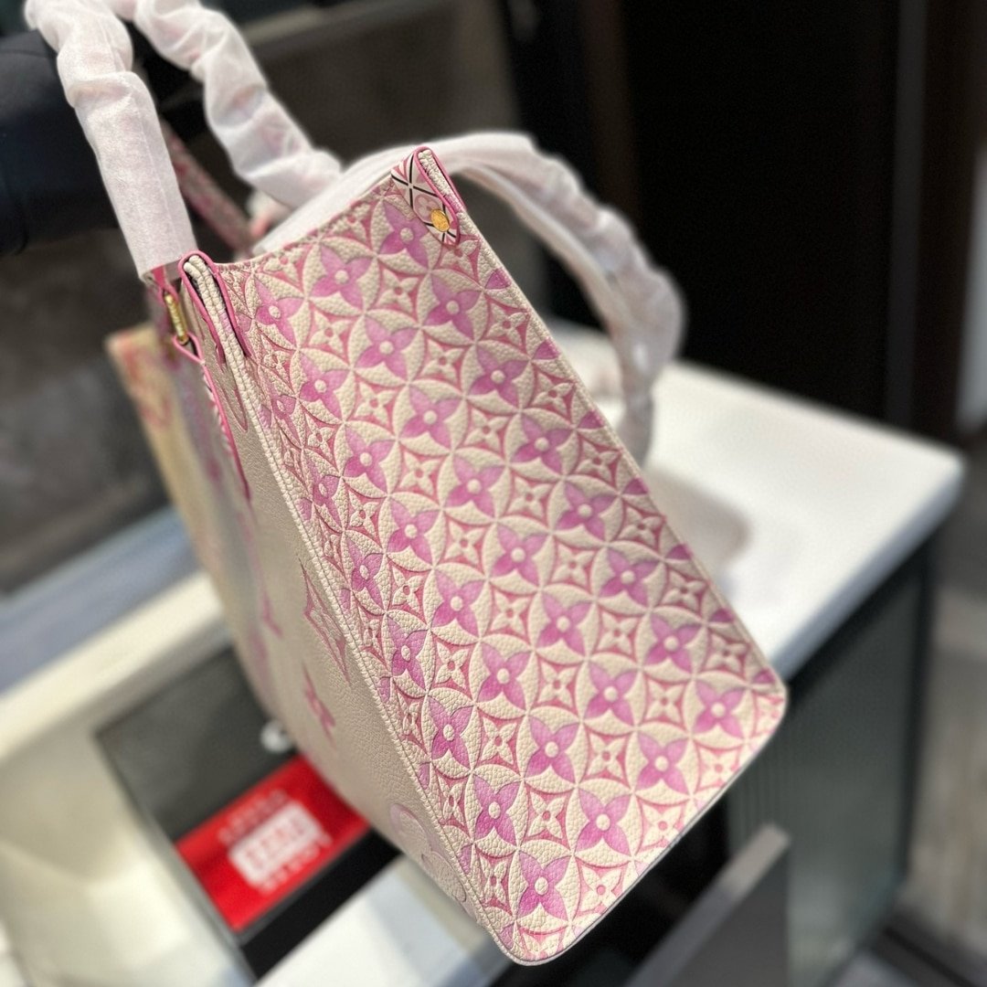 L0vis Vvtt0n By The Pool On The Go PM Tote Bag Pink 34Cm M22976