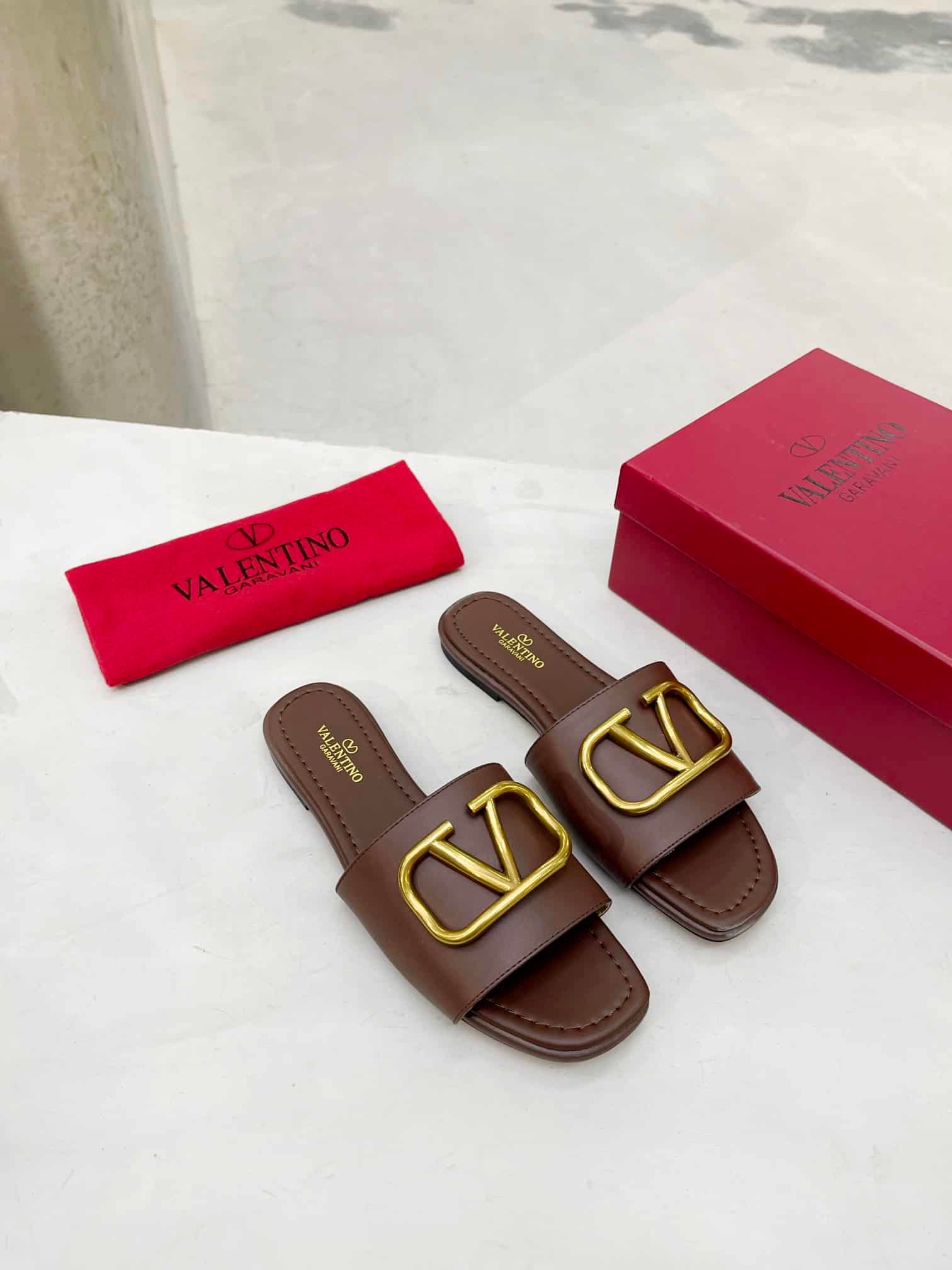 Va1e*ntin0 Garavani Vlogo Signature Slide Sandal Brown