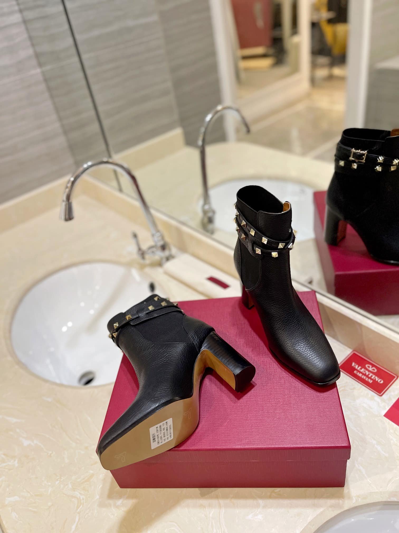 Va1e*ntin0 Garavani Rockstud Grainy Calfskin Ankle Boot Black 3W2S0P62Vce 0No