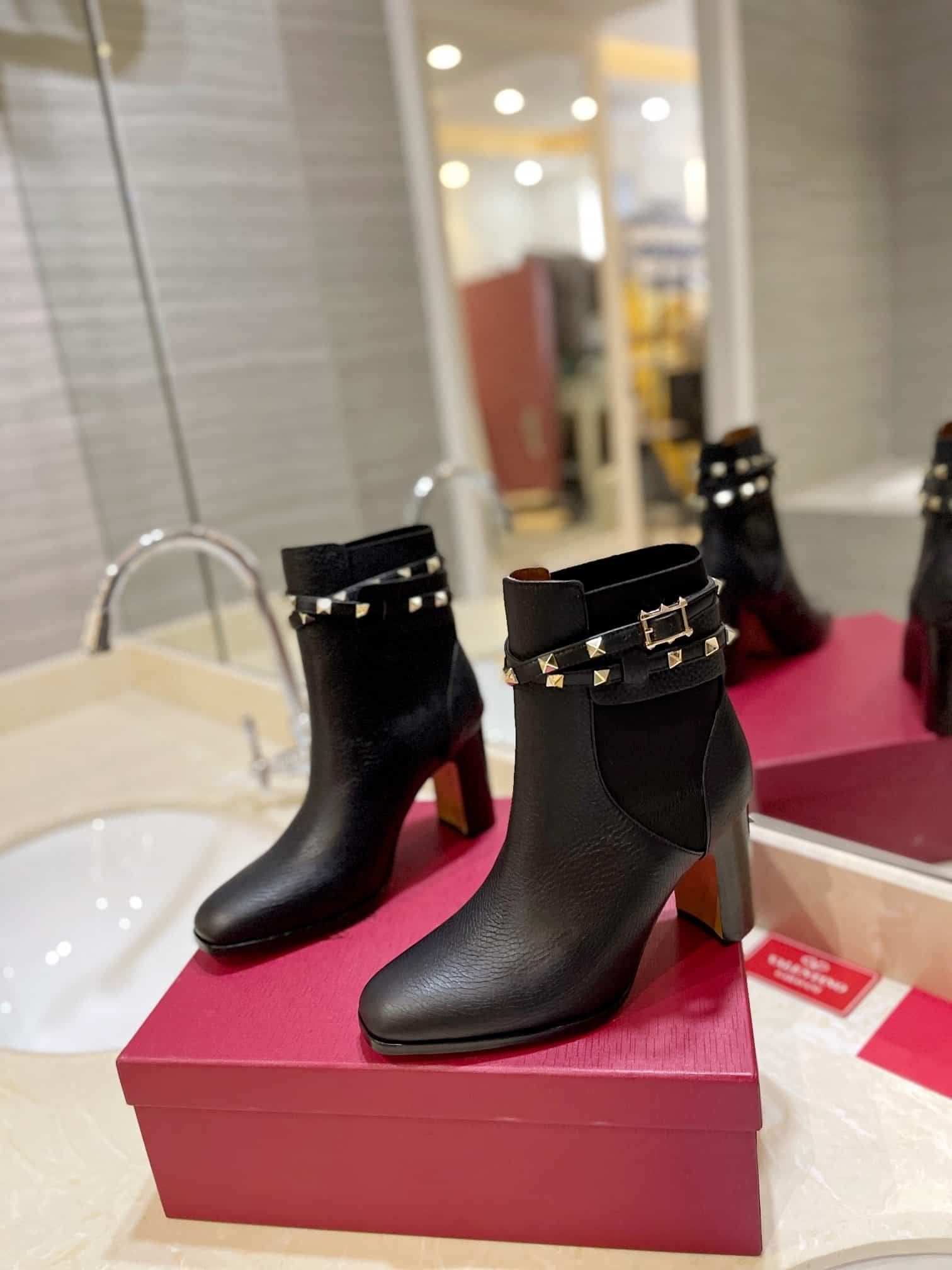 Va1e*ntin0 Garavani Rockstud Grainy Calfskin Ankle Boot Black 3W2S0P62Vce 0No