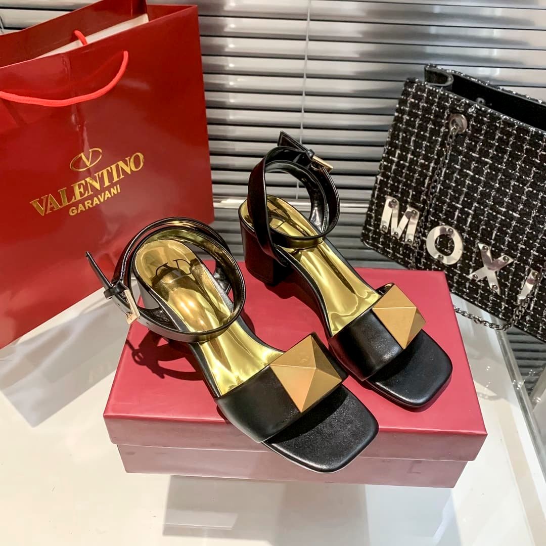 Va1e*ntin0 Garavani One Stud Leather Sandals Black