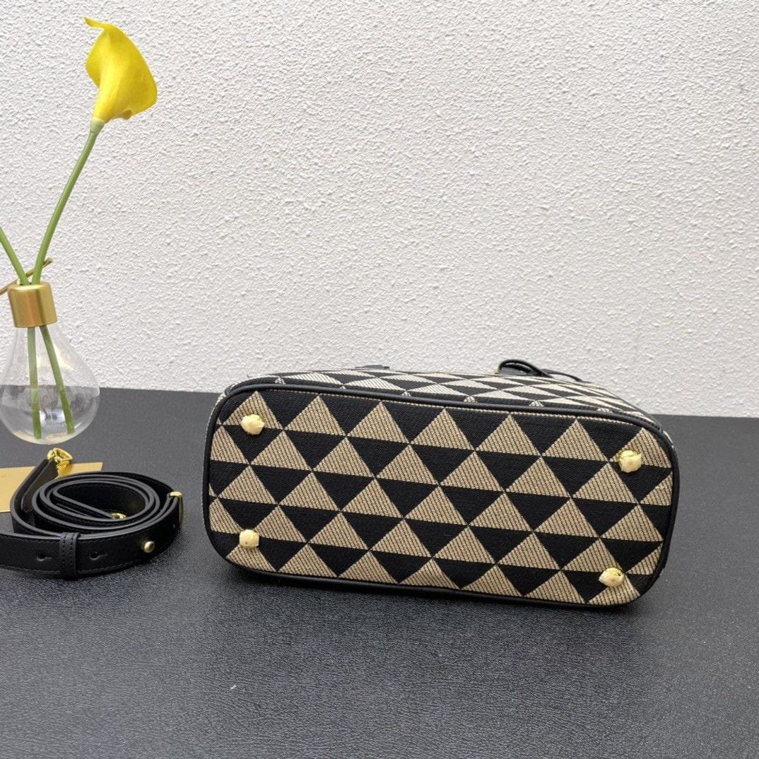 [S*per Vip 1:1] Pra*a Galleria Medium Symbole Embroidered Fabric Bag Black And Beige 28Cm 1Ba863 2Fkl F0Y30 V Ooo