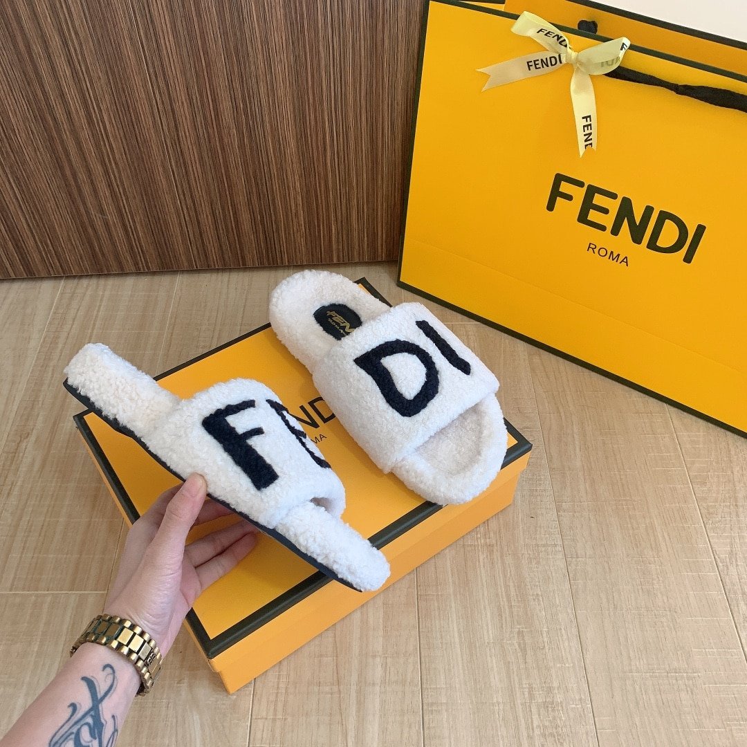F**di Fleece Black Text Slippers White