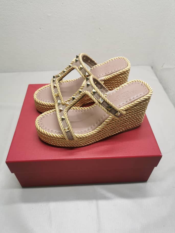 Va1e*ntin0 Rockstud Wedge In Calfskin Beige