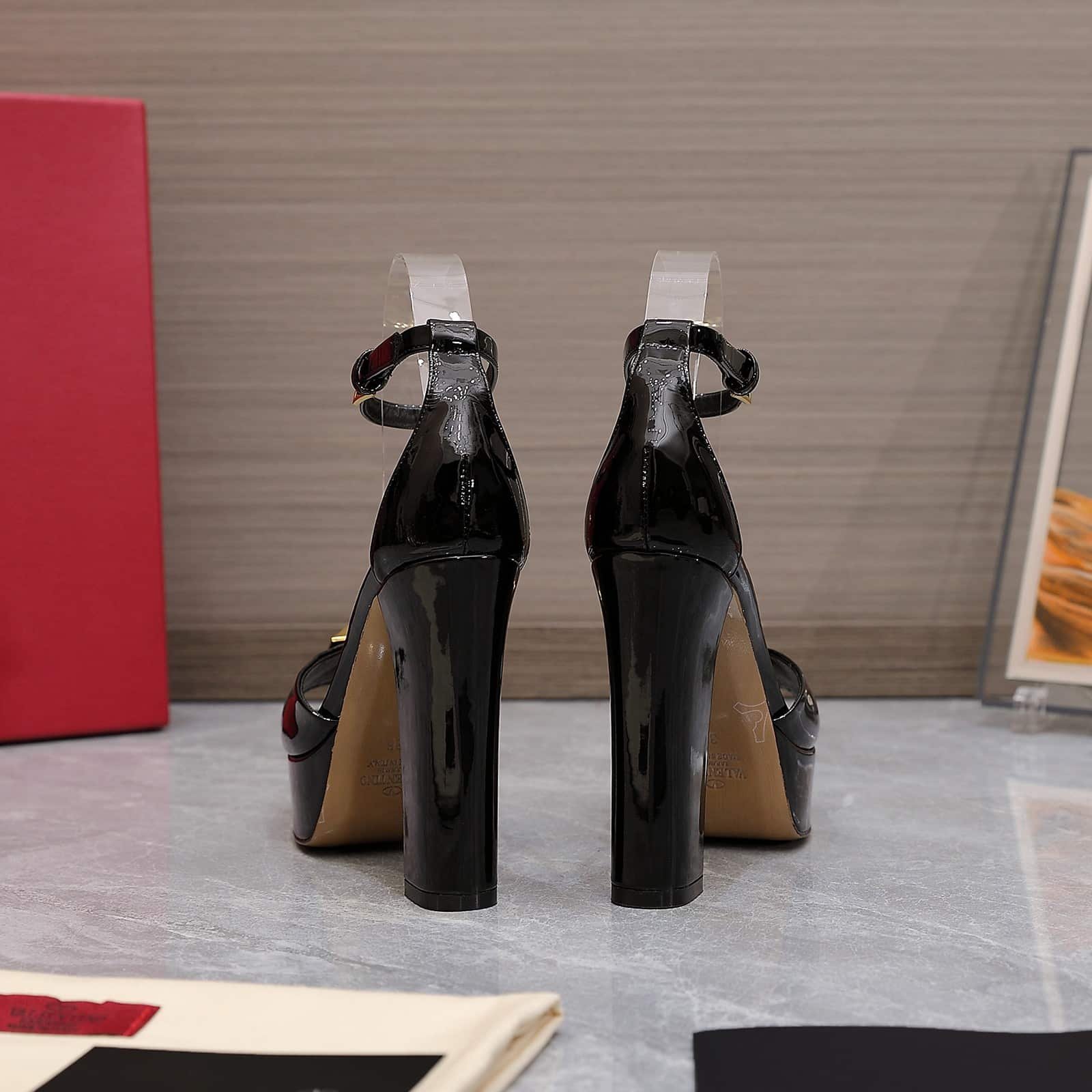 [S*per Vip 1:1] Va1e*ntin0 Garavani Open Toe Pump One Stud Platform Patent Leather Black Zw2S0Ea3Laf 0No