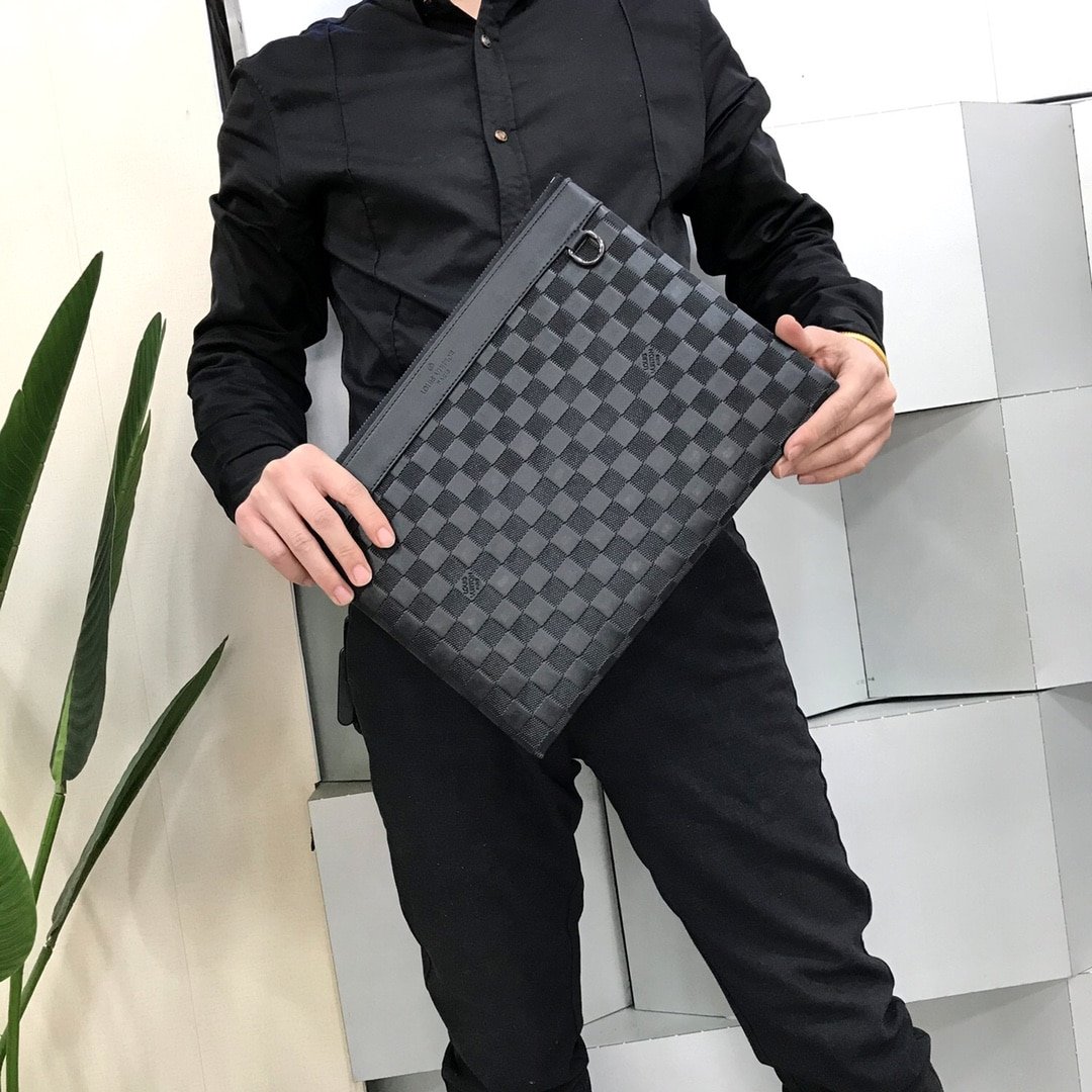 L0vis Vvtt0n Voyage Pochette Damier Infini Cowhide Leather Black 33Cm